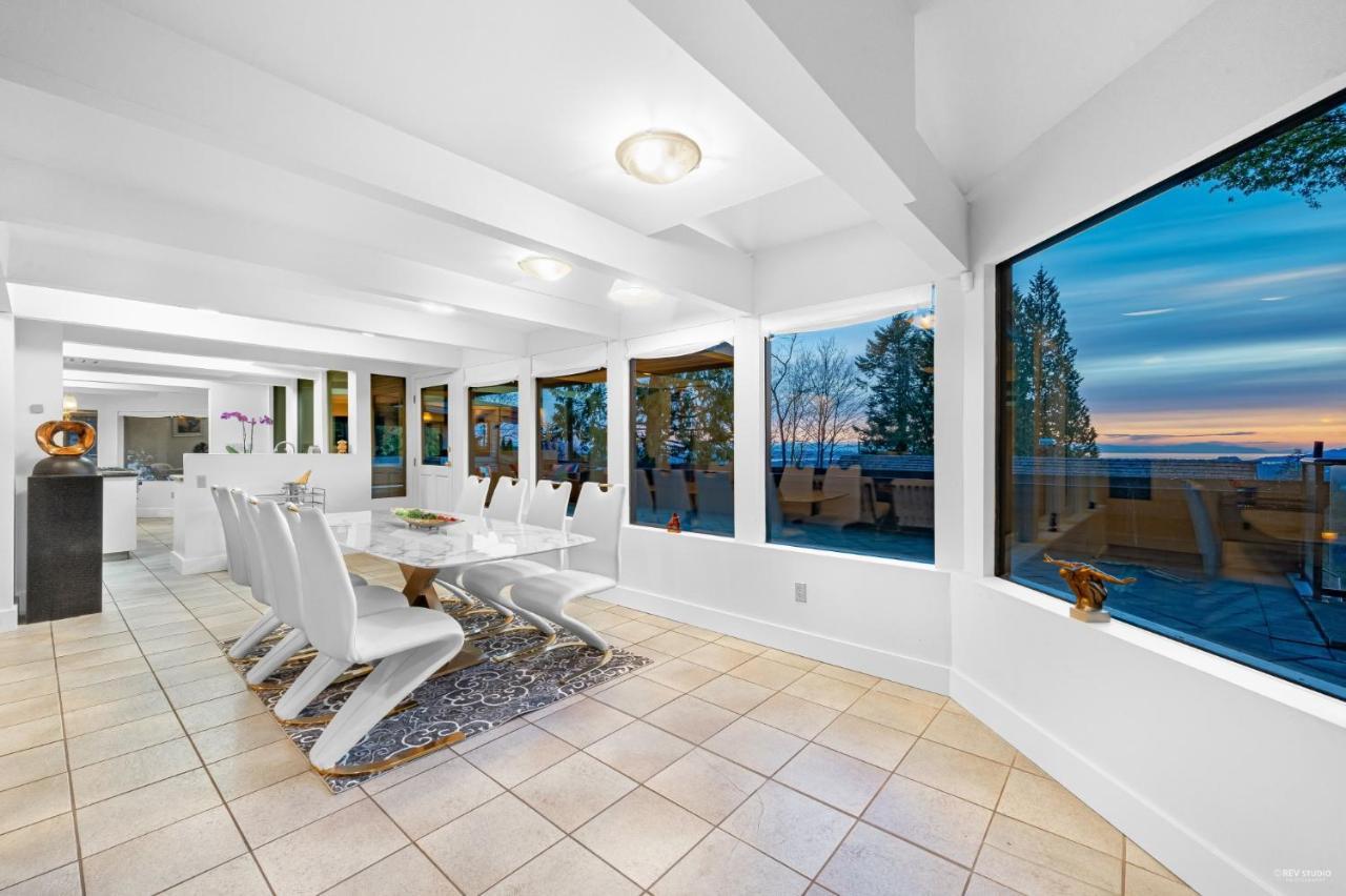 Cypress: Private Bedroom/Bathroom/Office, With Shared Pool, Hot Tub North Vancouver Exterior foto