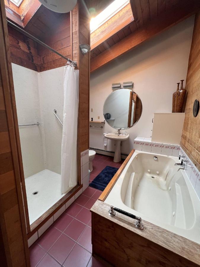 Cypress: Private Bedroom/Bathroom/Office, With Shared Pool, Hot Tub North Vancouver Exterior foto