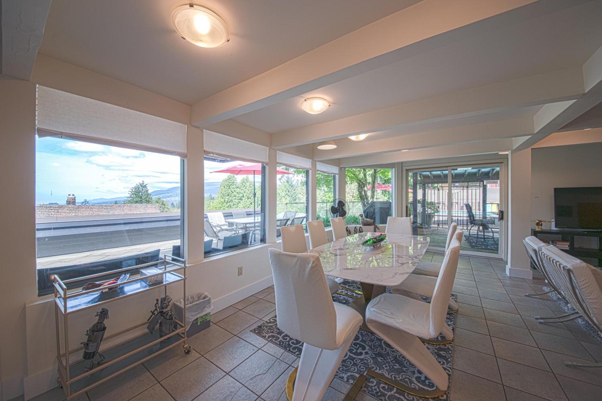 Cypress: Private Bedroom/Bathroom/Office, With Shared Pool, Hot Tub North Vancouver Exterior foto