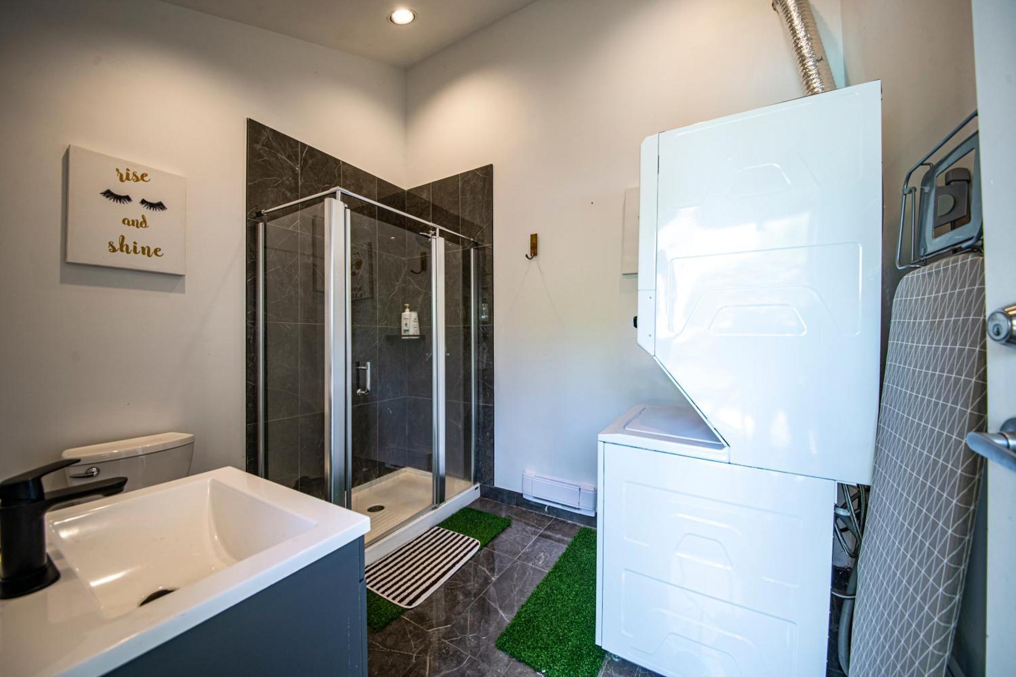 Cypress: Private Bedroom/Bathroom/Office, With Shared Pool, Hot Tub North Vancouver Exterior foto