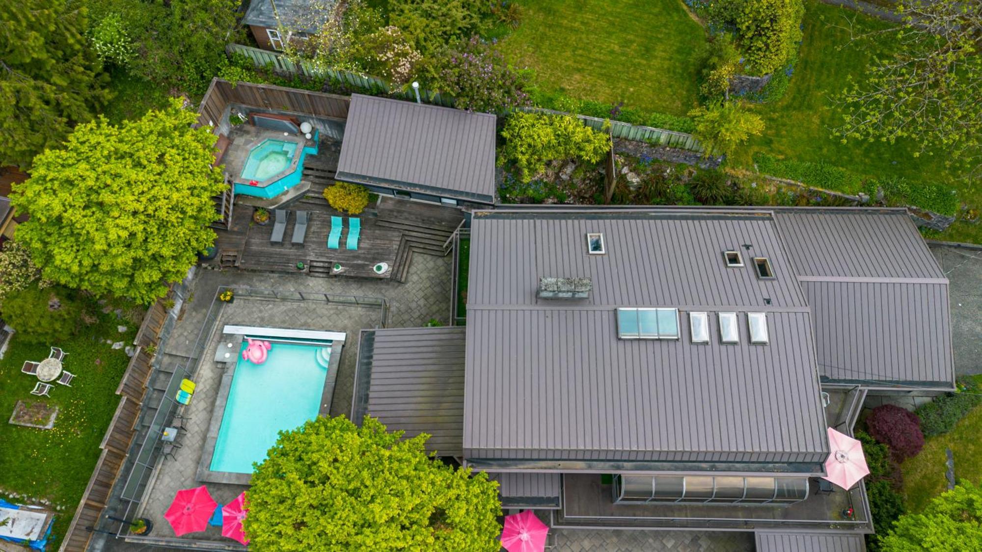 Cypress: Private Bedroom/Bathroom/Office, With Shared Pool, Hot Tub North Vancouver Exterior foto