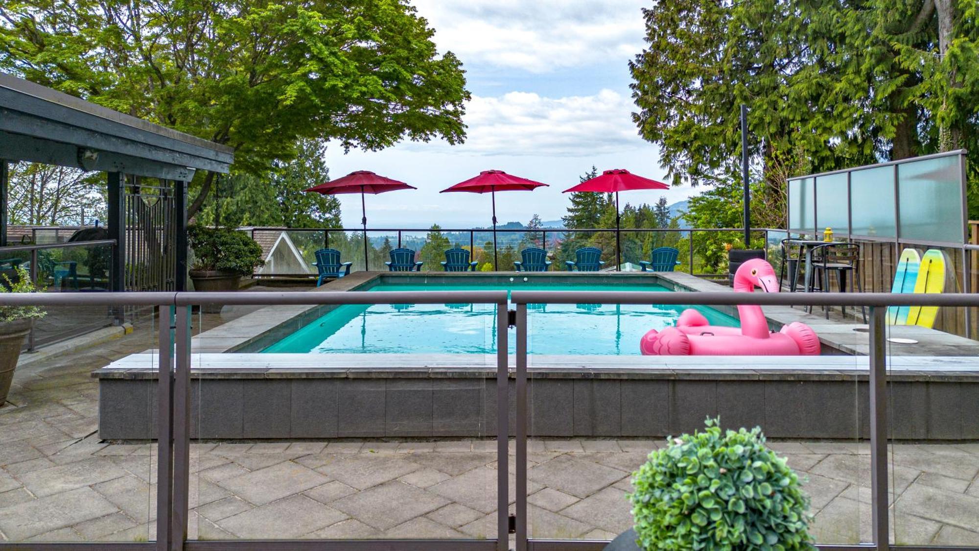 Cypress: Private Bedroom/Bathroom/Office, With Shared Pool, Hot Tub North Vancouver Exterior foto