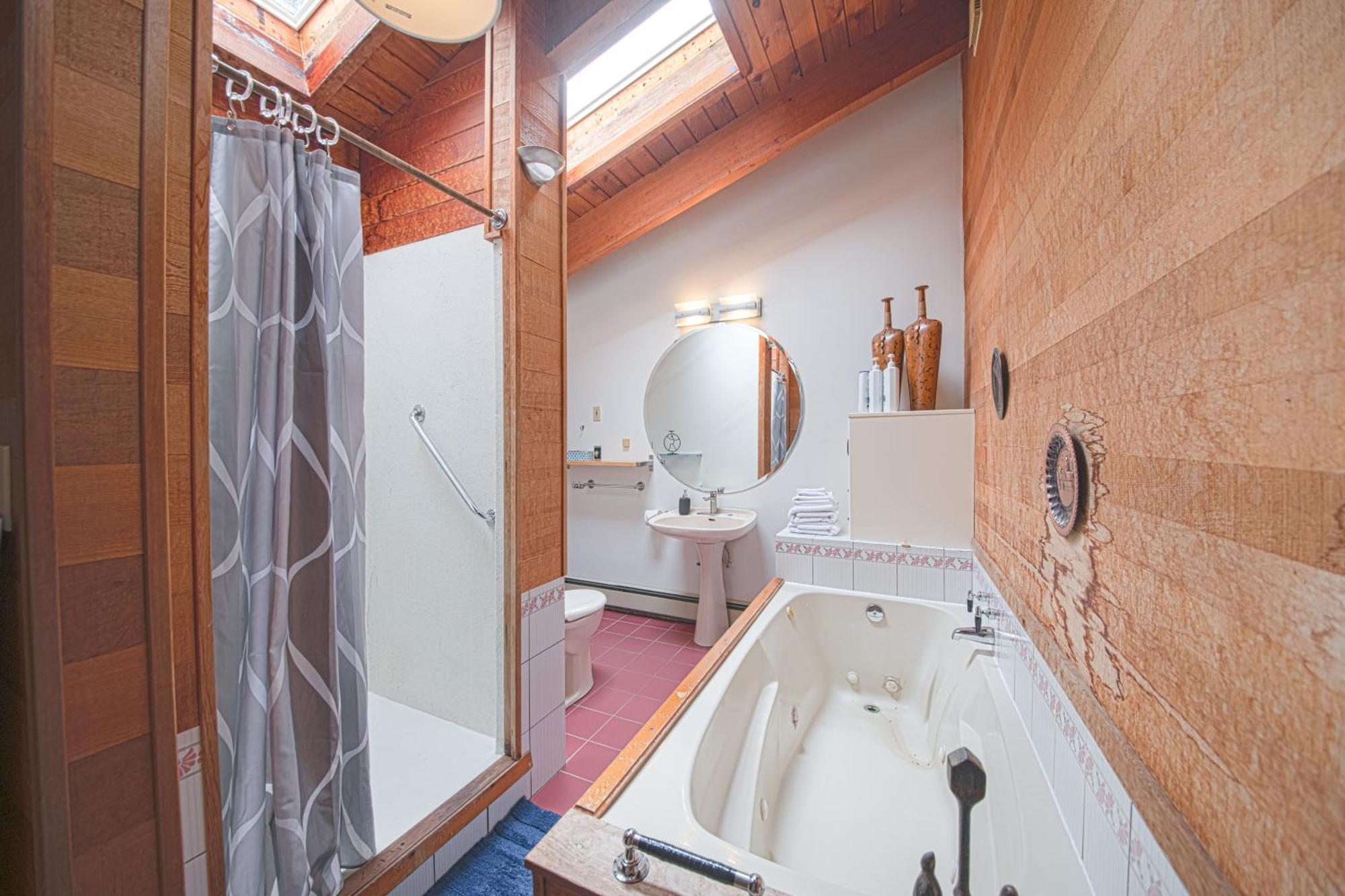 Cypress: Private Bedroom/Bathroom/Office, With Shared Pool, Hot Tub North Vancouver Exterior foto